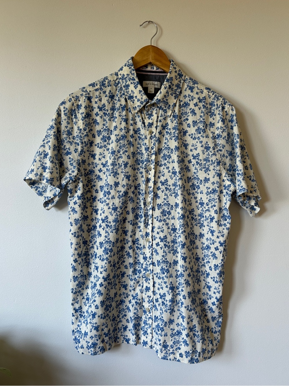 Sun + Stone Short-Sleeve Floral Button-Down Shirt in Blue and Cream M